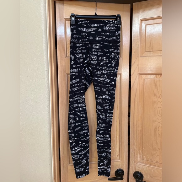 Lululemon Full-On Luxtreme Wunder Under
Legging, Hi-Rise, Graf Black White, Sz 6 - Picture 4 of 14